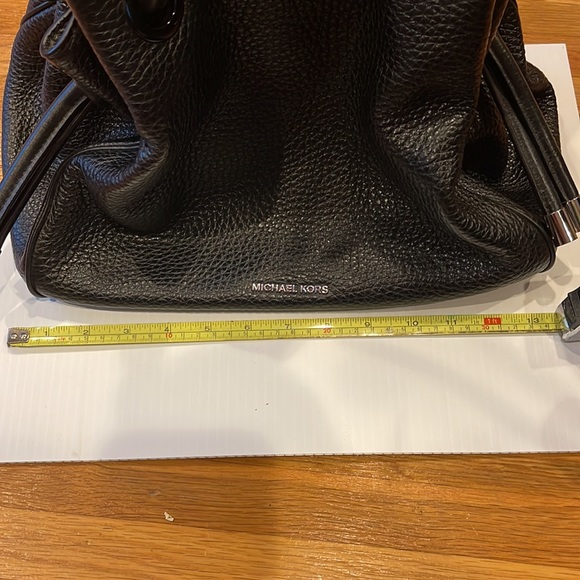 Micheal Kors Daliha Large Shoulder tote ( black). Knotted detail on sides. - Picture 7 of 7